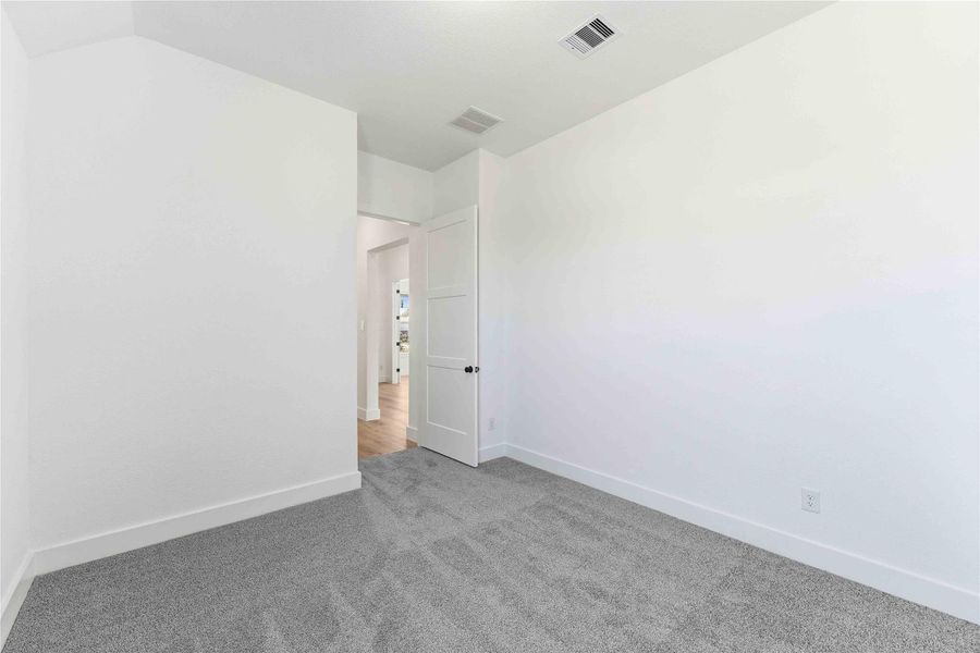 Spacious, unfurnished interior of a new home in Valencia, Manvel (Image 26).