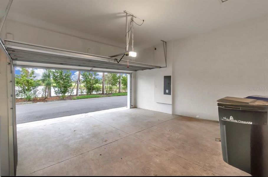 Spacious, unfurnished interior of a new home in , Sarasota (Image 12).