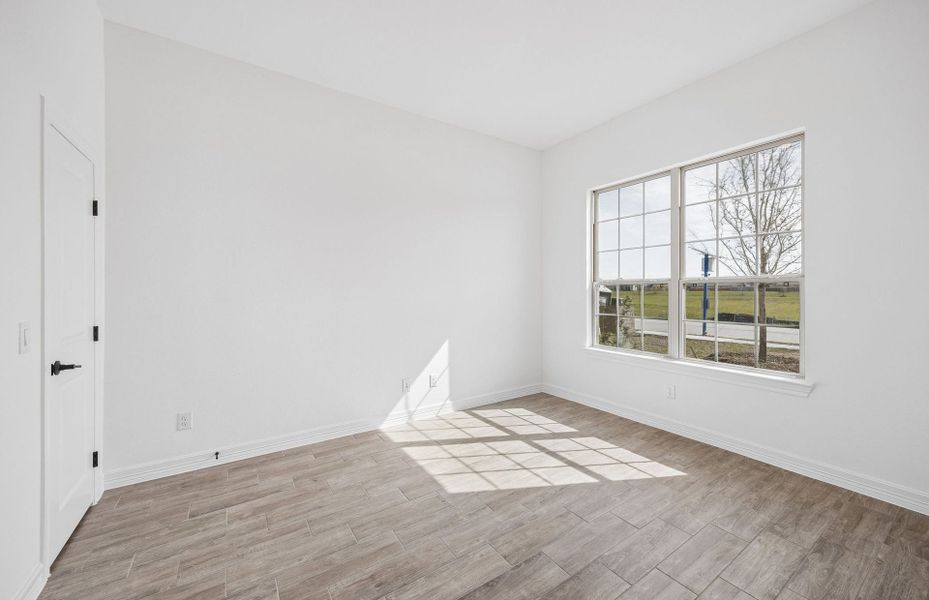 Spacious, unfurnished interior of a new home in Lago Mar, Texas City (Image 30).