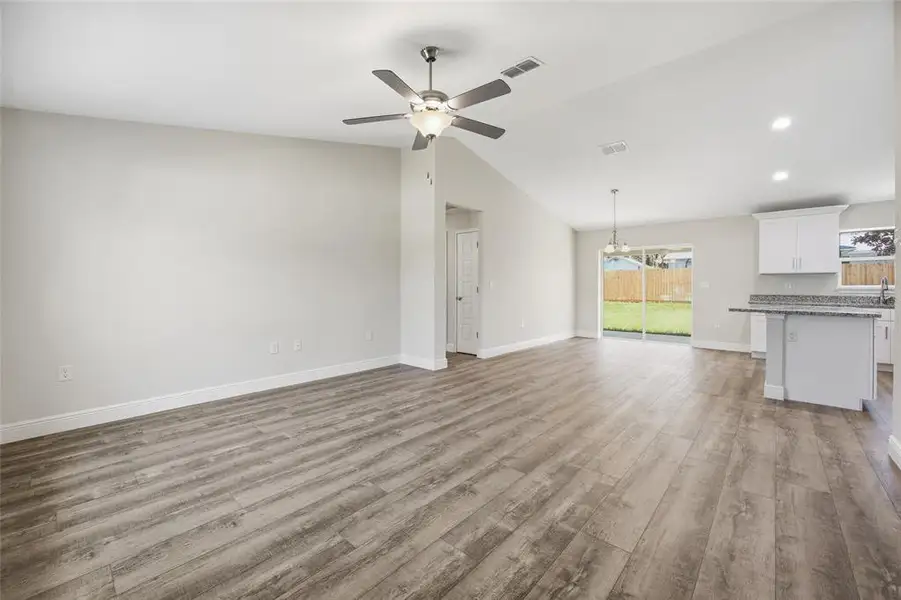 Spacious, unfurnished interior of a new home in , Ocala (Image 10).