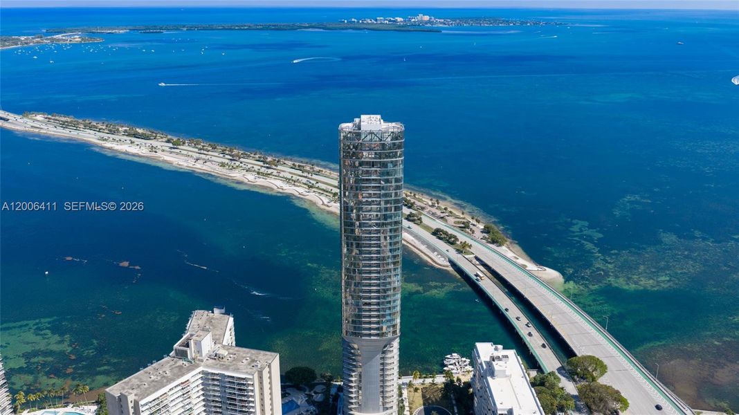 Condo located in Miami, FL showcasing its design and architecture (Image 32).