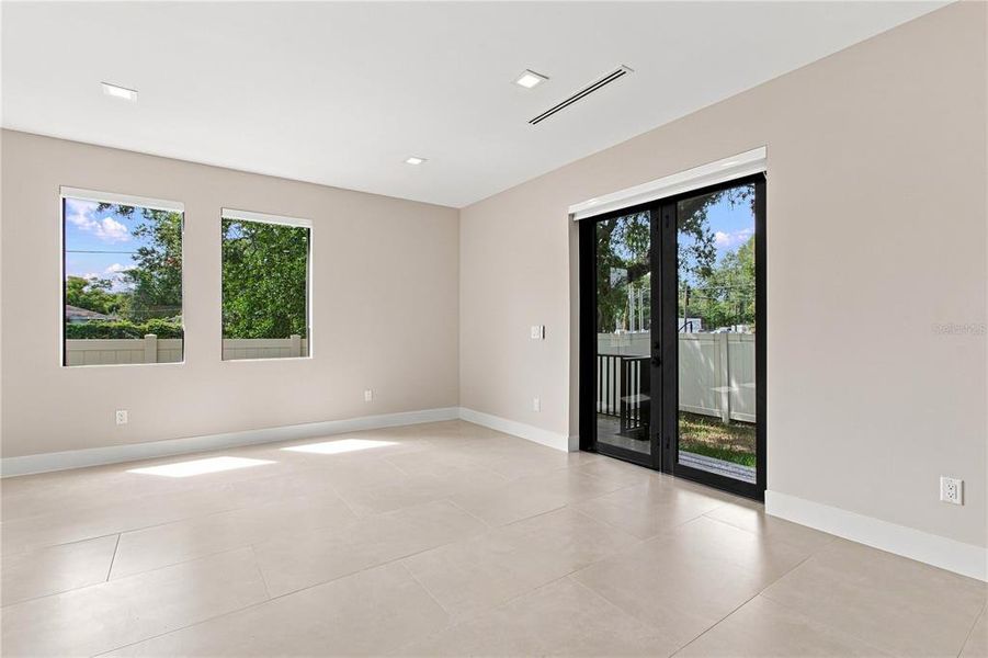 Spacious, unfurnished interior of a new home in , Tampa (Image 32).