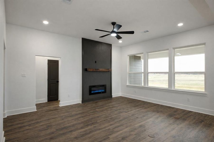 Spacious, unfurnished interior of a new home in , Sadler (Image 22).