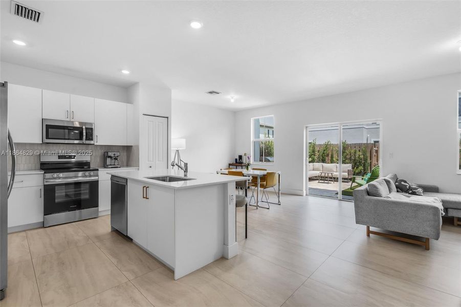 Furnished interior view inside a new home in , Coral Springs (Image 27).