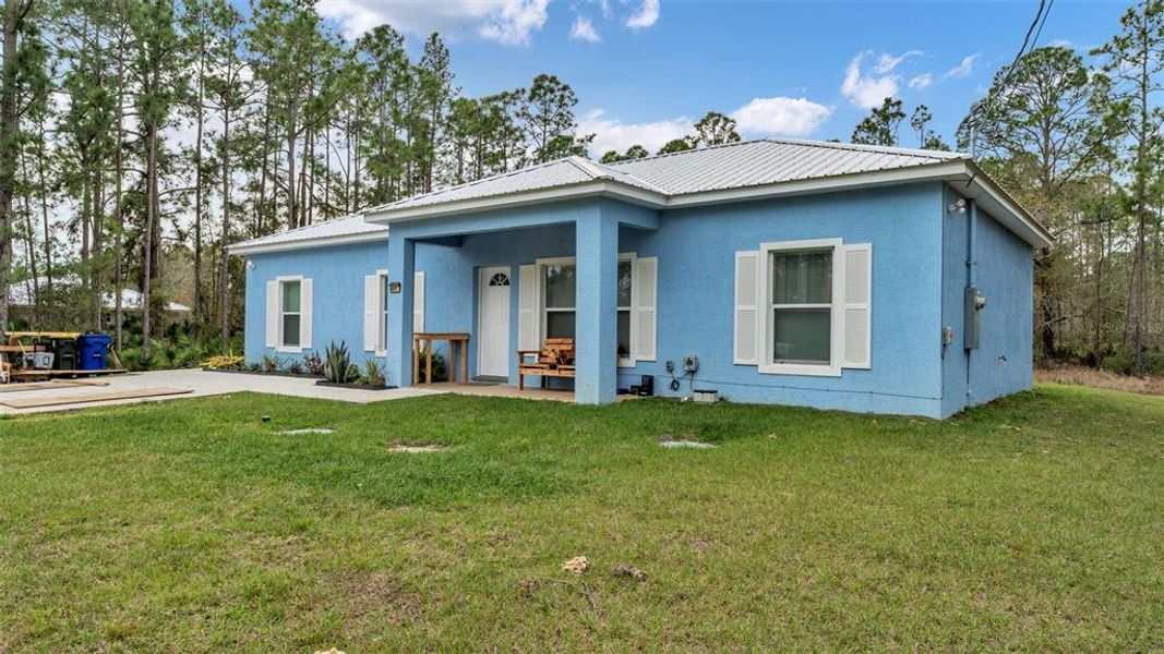 Exterior details and patio area of a home in , Sebring (Image 3).