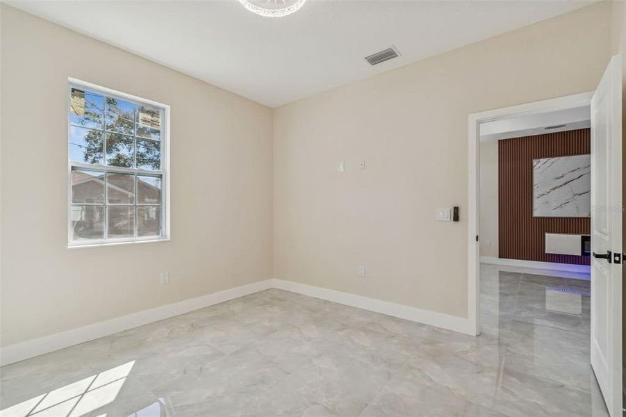 Spacious, unfurnished interior of a new home in , Tampa (Image 42).