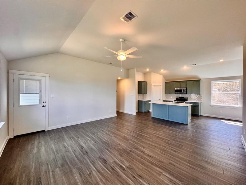 Spacious, unfurnished interior of a new home in Santa Fe, Cleveland (Image 16). Spacious, unfurnished interior of a new home in Santa Fe, Cleveland (Image 16).