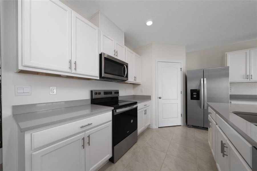 Furnished interior view inside a new home in , Umatilla (Image 10).