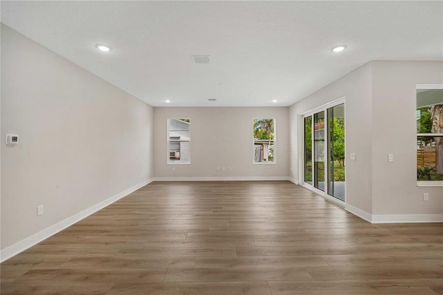 Spacious, unfurnished interior of a new home in , Tampa (Image 34).