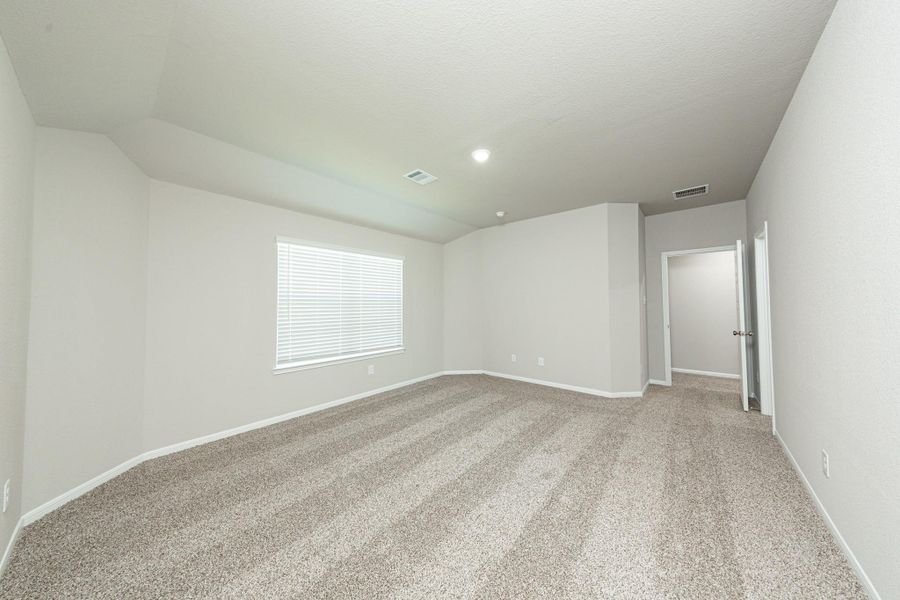 Spacious, unfurnished interior of a new home in Mackenzie Creek, Conroe (Image 18).