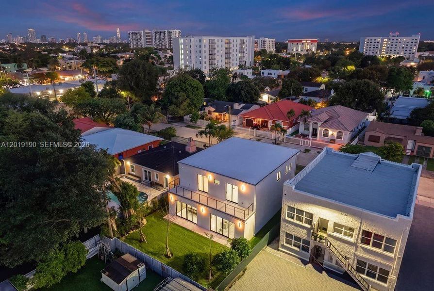 Condo located in Miami, FL showcasing its design and architecture (Image 5).