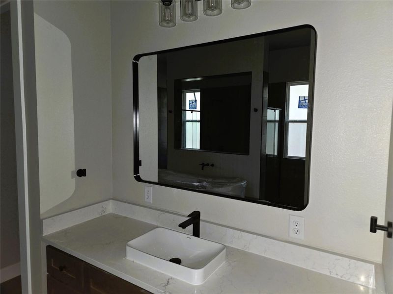 Bathroom w/vanity