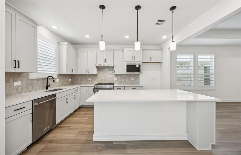 Spacious eat-in kitchen island.
