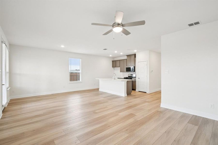 Spacious, unfurnished interior of a new home in Eagle Creek, Denton (Image 22).
