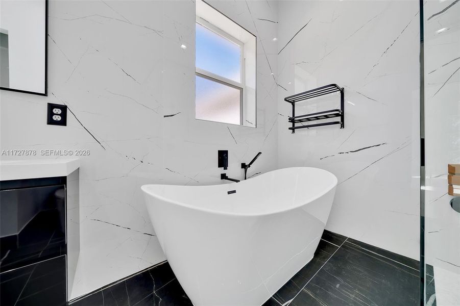 FREE STANDING 69" BATHTUB FREE STANDING 69" BATHTUB