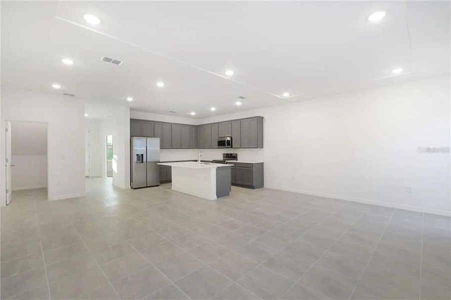 Spacious, unfurnished interior of a new home in , Winter Garden (Image 8).