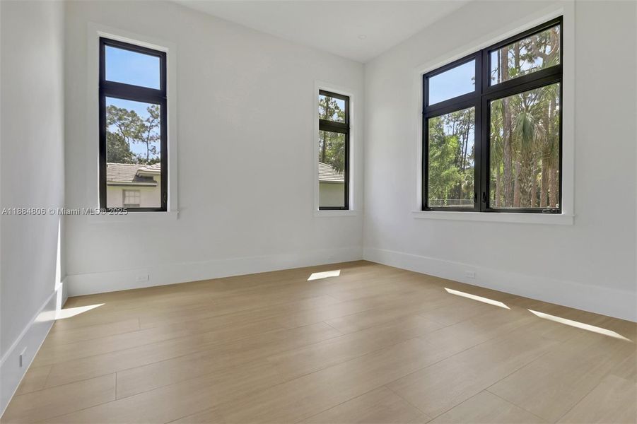 Spacious, unfurnished interior of a new home in , Naples (Image 29).
