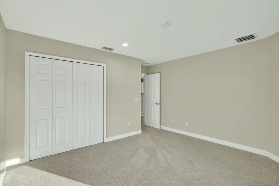Spacious, unfurnished interior of a new home in , Fort Pierce (Image 15).