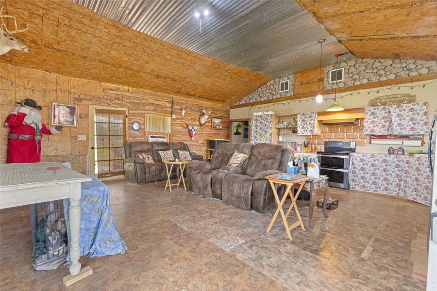 Community amenities in , Iola (Image 32).