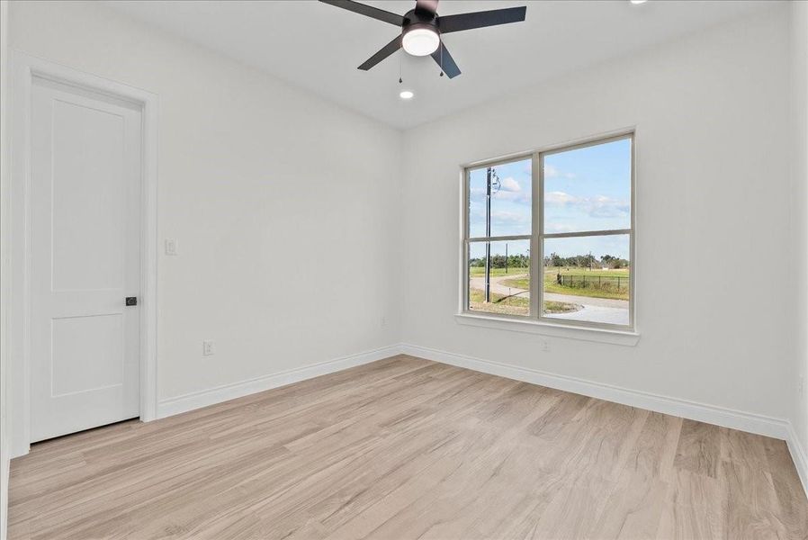Spacious, unfurnished interior of a new home in , Angleton (Image 38).