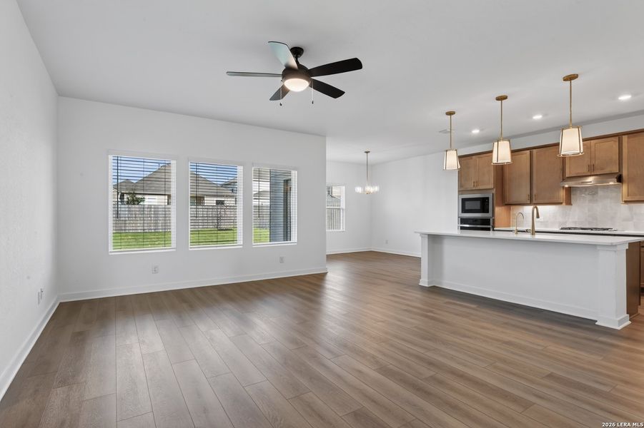 Spacious, unfurnished interior of a new home in Nopal Valley, San Antonio (Image 22).