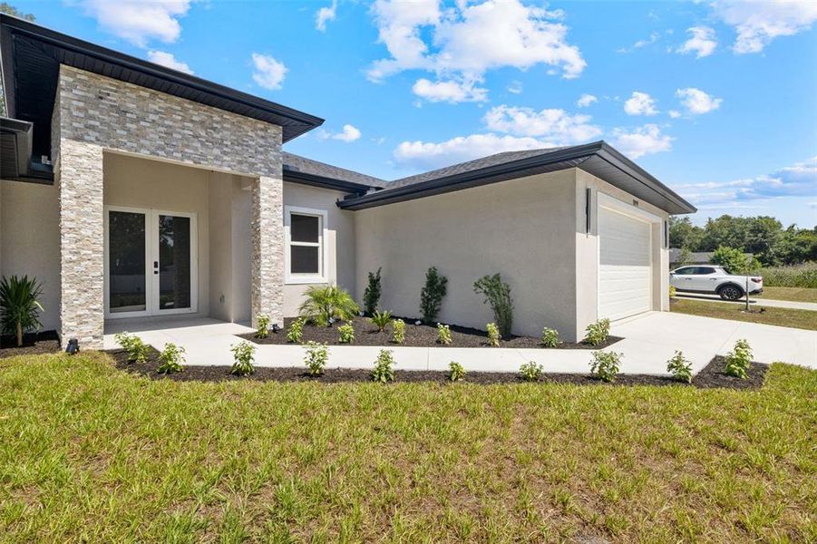 Exterior details and patio area of a home in , Port Charlotte (Image 31).