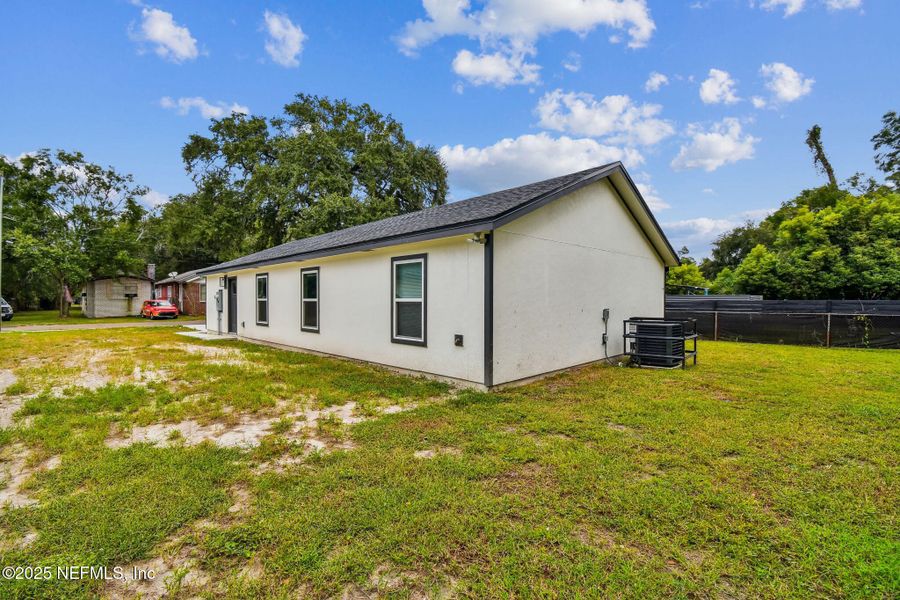 Exterior details and patio area of a home in , Jacksonville (Image 2).