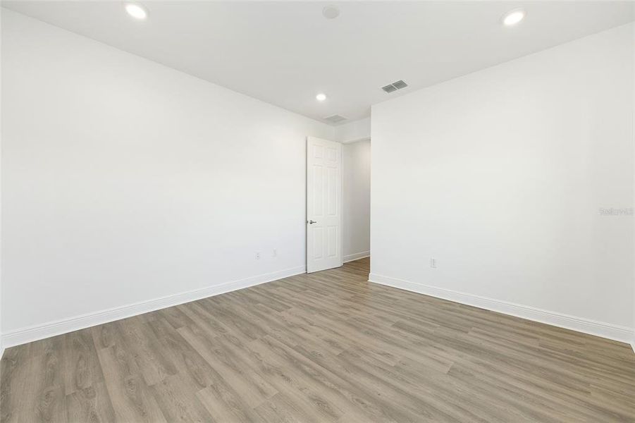 Spacious, unfurnished interior of a new home in , Ocala (Image 30).
