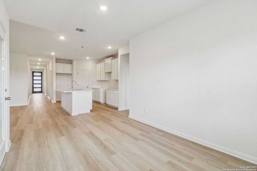 Spacious, unfurnished interior of a new home in Catalina, Converse (Image 17).