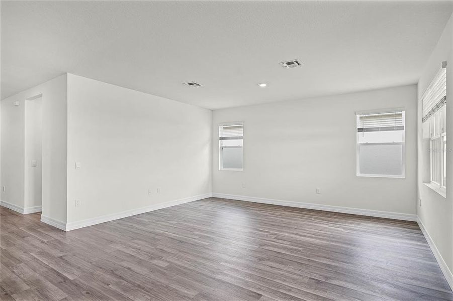 Spacious, unfurnished interior of a new home in Lakes of Mount Dora, Mount Dora (Image 22).