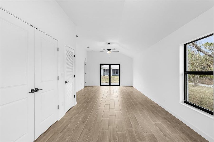 Spacious, unfurnished interior of a new home in Port Charlotte, North Port (Image 14).