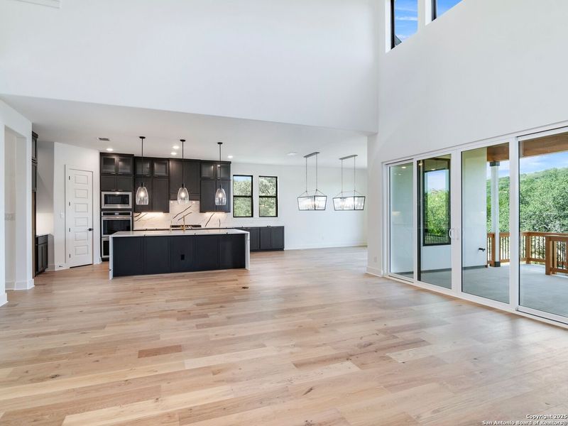 Spacious, unfurnished interior of a new home in Verandas at the Rim, San Antonio (Image 36).