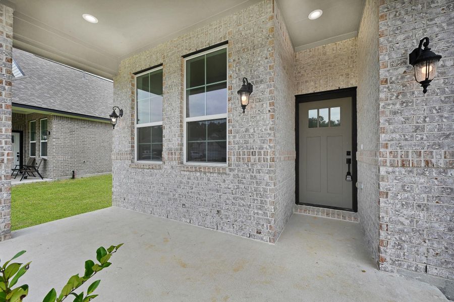 Exterior details and patio area of a home in , Anahuac (Image 4).