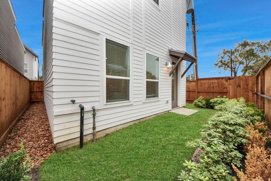 Exterior details and patio area of a home in Carver Landing, Houston (Image 4).
