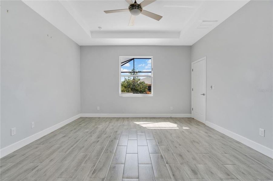 Spacious, unfurnished interior of a new home in , Cape Coral (Image 14).