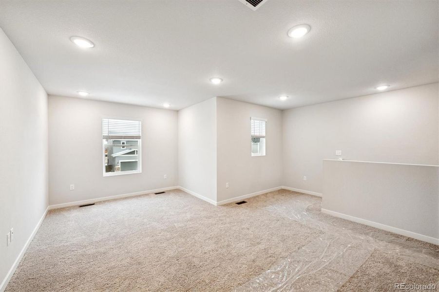 Spacious, unfurnished interior of a new home in Coyote Creek, Fort Lupton (Image 19).