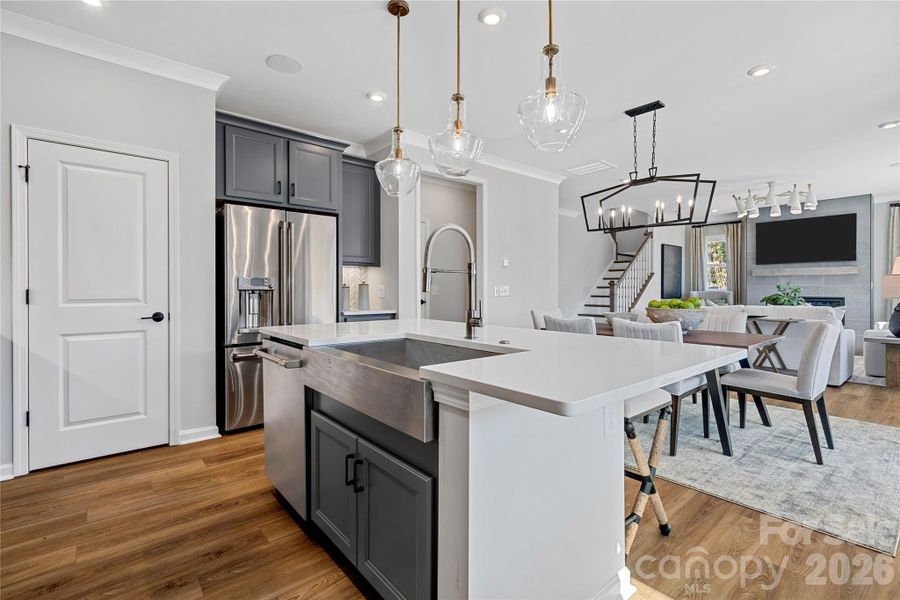 Large Central island and farmhouse style single basin sink. Large Central island and farmhouse style single basin sink.