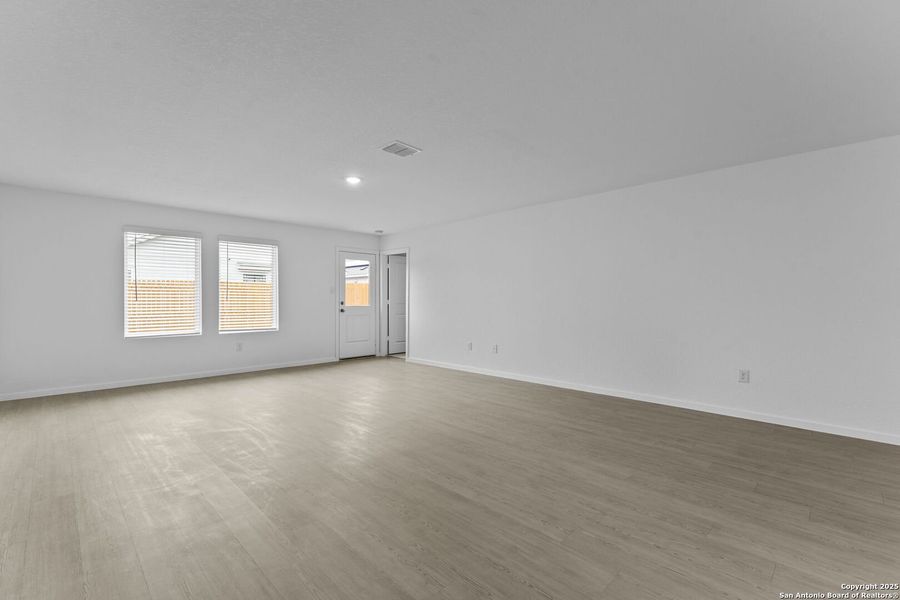 Spacious, unfurnished interior of a new home in , Floresville (Image 18).
