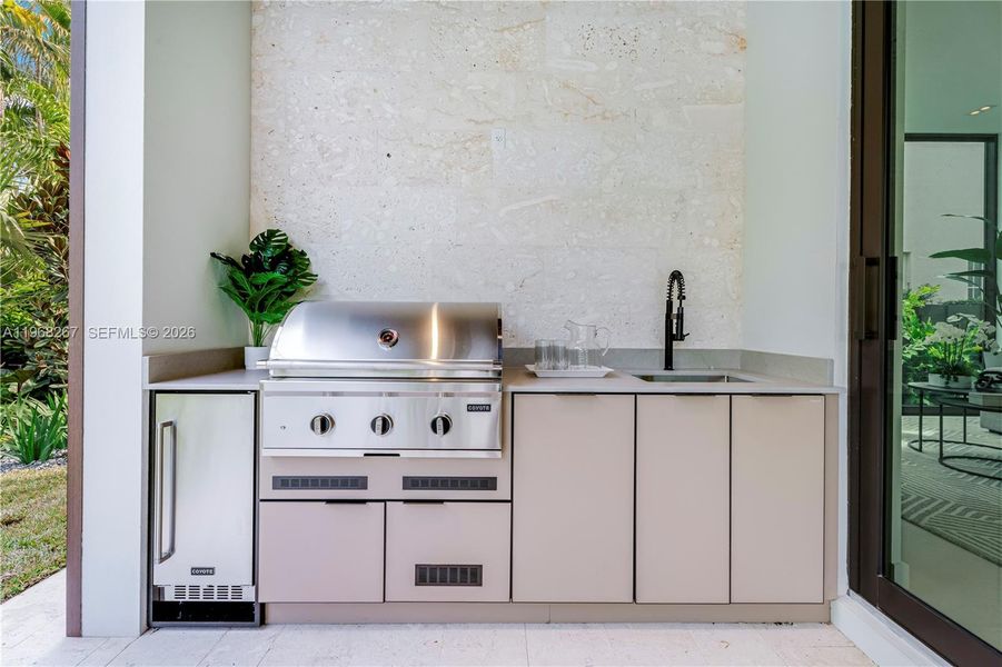 Exterior details and patio area of a home in , Miami (Image 33).