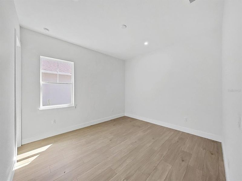 Spacious, unfurnished interior of a new home in Southern Hills Plantation, Brooksville (Image 37).