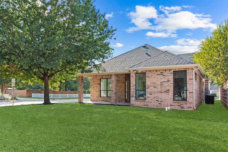 Exterior details and patio area of a home in , Irving (Image 4).