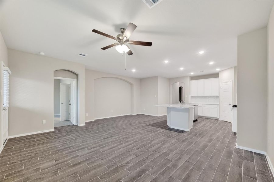 Spacious, unfurnished interior of a new home in Rollingbrook Estates, Baytown (Image 37).