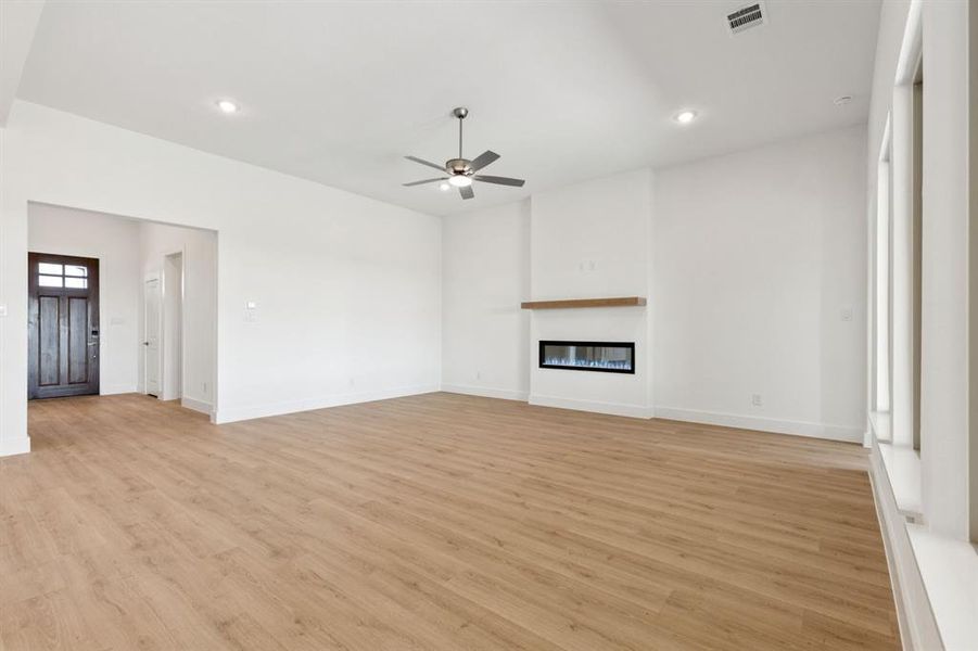 Spacious, unfurnished interior of a new home in Lakeway Estates, Waxahachie (Image 26).