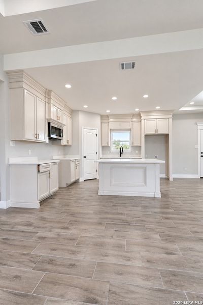 Spacious, unfurnished interior of a new home in , Eagle Pass (Image 7).