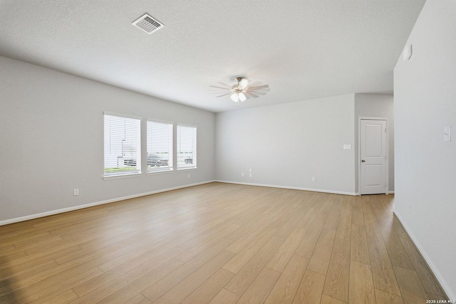 Spacious, unfurnished interior of a new home in Hennersby Hollow, San Antonio (Image 11). Spacious, unfurnished interior of a new home in Hennersby Hollow, San Antonio (Image 11).