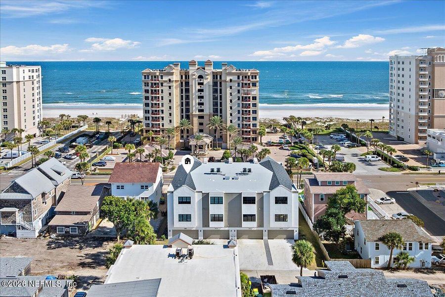 Condo located in Jacksonville Beach, FL showcasing its design and architecture (Image 5).