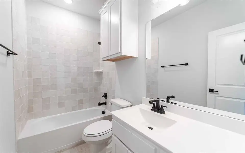 Furnished interior view inside a new home in Heath Golf & Yacht Club, Forney (Image 5).