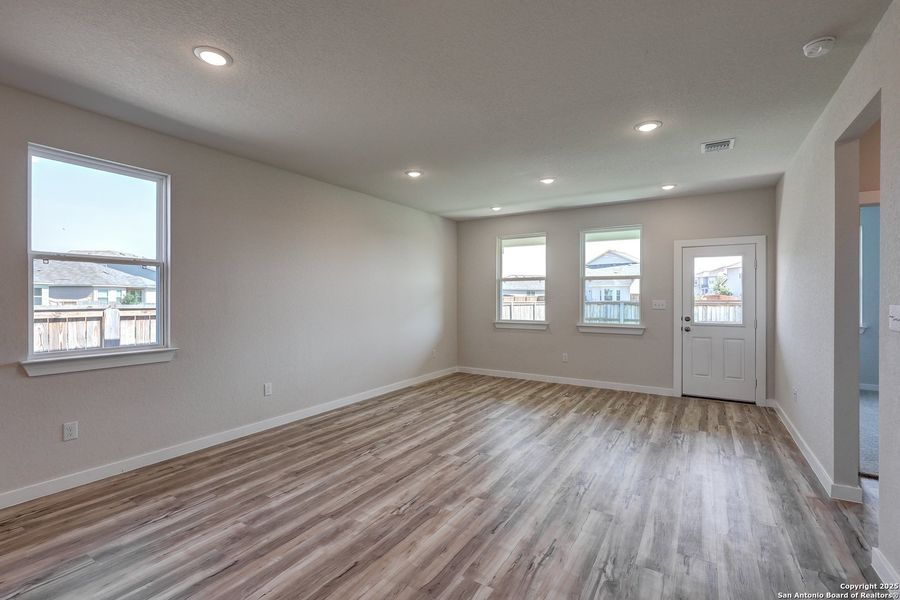 Spacious, unfurnished interior of a new home in Cinco Lakes, San Antonio (Image 23).
