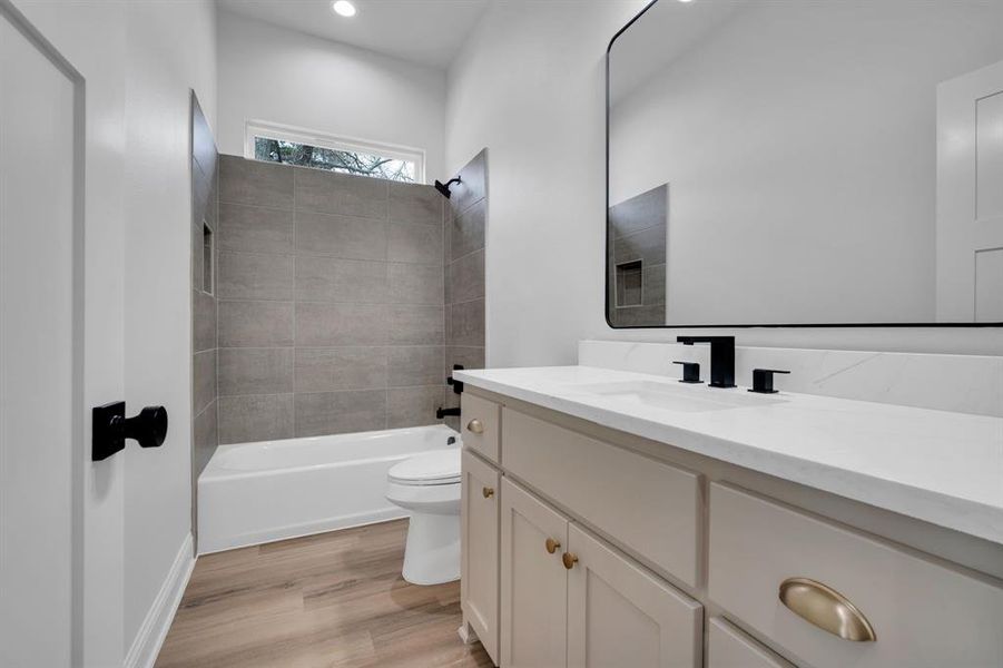 Furnished interior view inside a new home in , Waxahachie (Image 7).