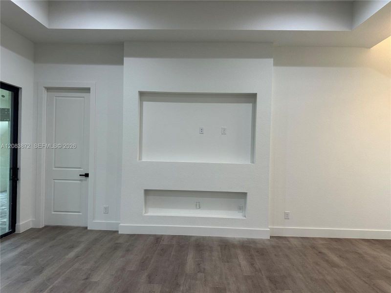 Spacious, unfurnished interior of a new home in , Cape Coral (Image 14).